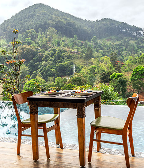 Floating Breakfasts & Poolside Dining